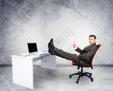 台式电脑手持笔记本电脑的坐在桌椅上的商务人士人士老板双腿技术男性银行办公室椅子通勤者套装背景