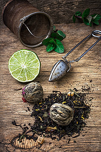 含石灰和木木本底薄荷的茶茶酿饮料芳香焊接食物植物香气水果花瓣热带叶子图片