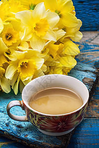 早茶液体杯子黄色桌子季节饮料植物玻璃草本香气图片