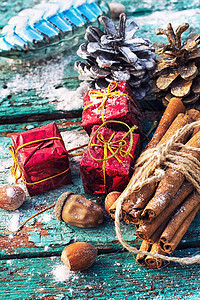 圣诞组成季节性肉桂香气松树乡村玩具木板装饰品传统庆典图片