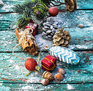 圣诞组成传统木板假期香料季节玩具肉桂棒香气松树季节性图片
