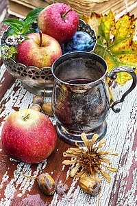 秋天风格的茶杯花园饮料生活树叶叶子桌子季节李子食物杯子图片