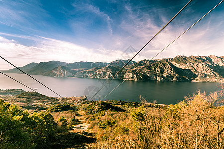 Garda湖在高速公路顶站看到过电缆索道框架高山全景运输窗户场景天空旅游图片