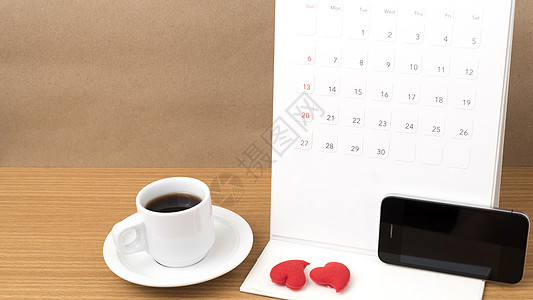 咖啡 电话 日历和心脏备忘录桌子杯子风格装饰技术电脑写作木头日程图片