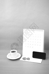 咖啡 电话 日历和心脏日程风格桌子木头礼物笔记本办公室装饰工作技术图片