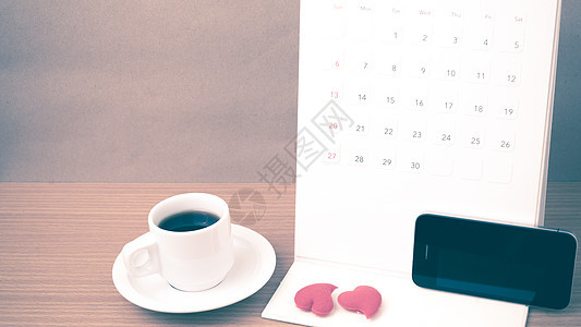 咖啡 电话 日历和心脏办公室杯子礼物桌子风格工作备忘录写作商业木头图片