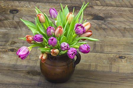 花瓶中的彩色郁金香假期庆典季节花束叶子生日礼物植物群紫色周年图片