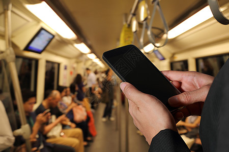 女性手握智能手机 手机在模糊的抽象城市地铁背景上 以 日常概念日报 为例图片