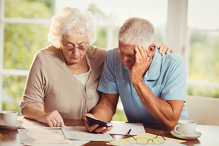 老年夫妇计票账单退休女士思维收据岁月会计女性流金公寓男人图片
