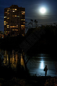 满月在河上建筑月光夜景男人月亮河水反射公寓风景图片