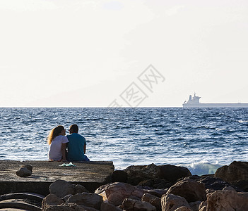 男女两性男人阳光岩石闲暇幸福旅行女孩石头日落海滩图片