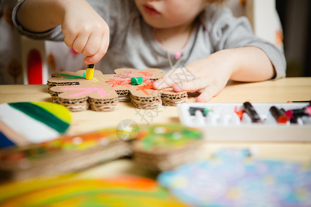 用彩色涂料给小女婴绘画幼儿园孩子刷子童年女孩教育艺术青年女性手指图片