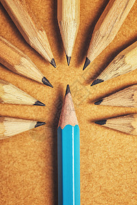 与办公桌上的木铅笔不同的概念木头班级教育个性逆境鄙视学校组织人群集体图片