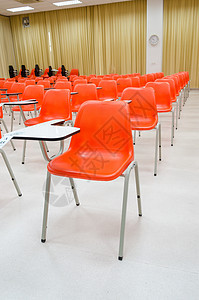 教室中的橙色椅子图片