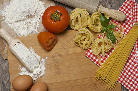 面食和意大利面的成分烹饪面粉美食毛巾蛋黄斗牛士饮食产品桌子文化图片
