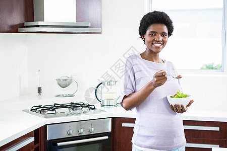 孕妇吃沙拉午餐腹部电饭煲闲暇孕妇装肚子炉顶家庭生活卫生喜悦图片