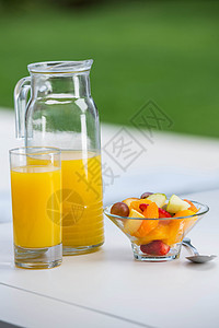 水果沙拉和橙汁一碗图片