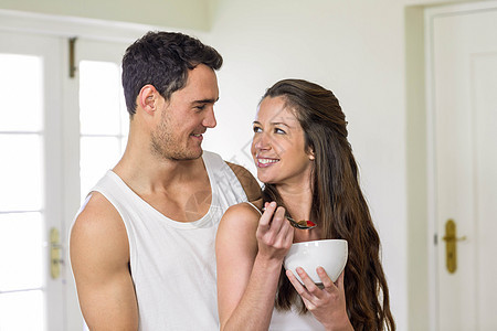 年轻夫妇在厨房吃早饭男性喜悦水果夫妻健康亲密感闲暇情人家庭生活公寓图片