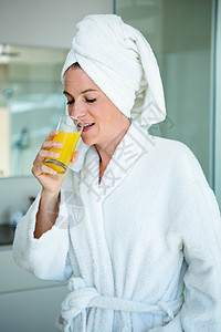 浴室温馨一杯果汁在室内高清图片