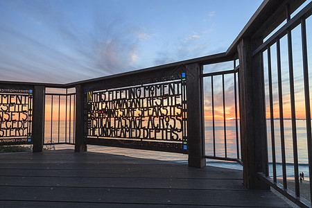日落时在拉古纳海滩的有色玻璃围栏海洋假期海滩公园栅栏图片