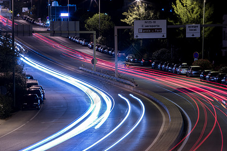 晚上在法罗机场附近闪亮灯光红色城市蓝色运动驾驶运输速度旅行车辆踪迹图片