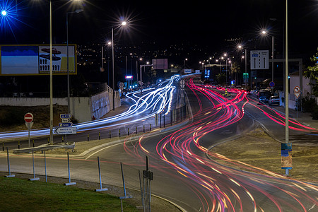 晚上在法罗机场附近闪亮灯光驾驶城市旅行踪迹红色运输交通车辆飞机场速度图片