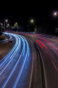 晚上在法罗机场附近闪亮灯光运输车辆城市踪迹旅行飞机场驾驶交通速度红色图片