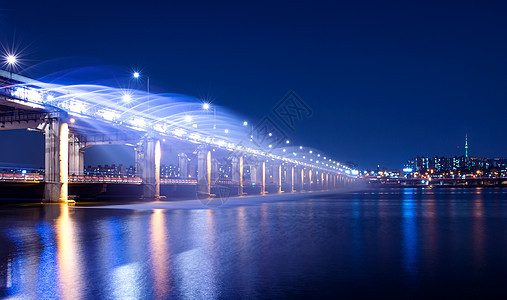韩国首尔班波桥的彩虹喷泉秀记录活力场景展示半坡旅游城市娱乐地标首都背景图片