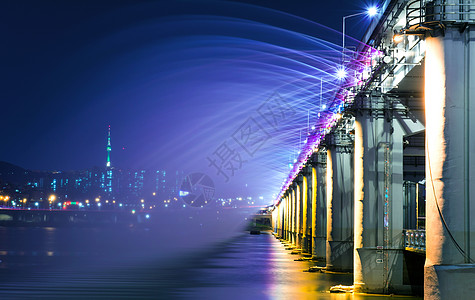 韩国首尔班波桥的彩虹喷泉秀展示景观世界喷泉彩虹城市记录场景旅游活力图片