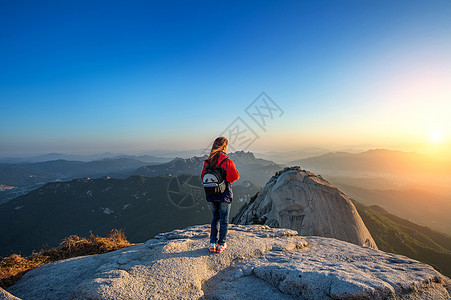 妇女站在Seo布坎桑国家公园的石头顶峰上乐趣天空数字砂岩优胜者日落裤子游客女士女孩图片