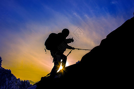 山地人和日落的休眠情感冒险寂寞假期天空旅行自由旅行者背包登山者图片
