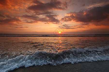 海上日落阳光地平线冲浪海滩风景粉色太阳海浪蓝色海洋图片