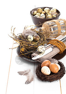 配有蛋的白木木底面的桌布装饰午餐刀具桌子羽毛假期传统木头食物环境卡片图片
