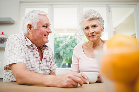 年长夫妇在喝咖啡时彼此交谈夫妻退休家庭女士闲暇咖啡乐趣男性桌子男人图片
