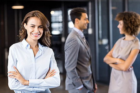 有自信的女商务人士 看着办公室的摄像头互动沟通微笑职场女性团队人士合作伙伴职业图片