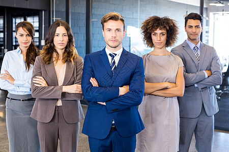 办公室内自信的商业团队的肖像领导人士合作管理人员合伙领导者企业家成功混血职业图片