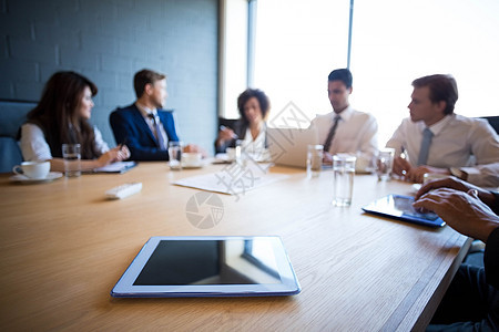会议期间在会议室的工商界人士 会议间议程沟通合作男人技术数码电脑女士管理人员讨论图片