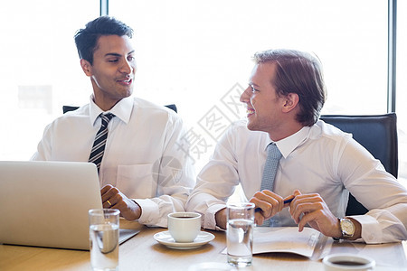 在会议室进行讨论的工商界人士 在会议室举行讨论商业团队会议电脑商务笔记本椅子管理人员议程会议桌图片