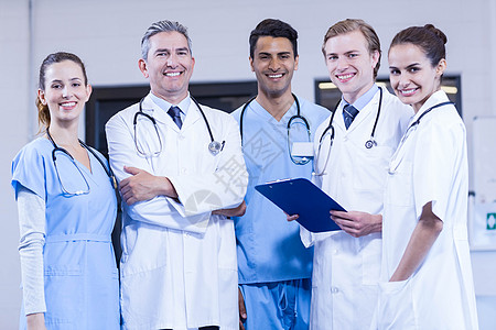 医疗队站在一起的肖像双臂同事保健团体合伙服务职场医护人员医院护士图片