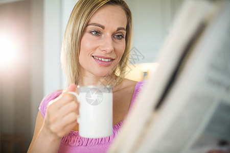 喝咖啡的漂亮金发美女住所家庭闲暇咖啡烤箱厨房台面家庭生活女性阅读图片