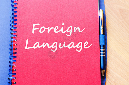 在笔记本上写外语国际语法演讲学校问候语翻译创造力课程全球语言图片