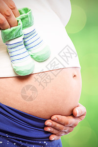 孕妇穿着婴儿鞋的复合形象超额丰度待产身体服装女性女士休闲孕妇装色调睡衣腹部图片