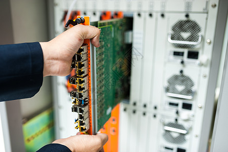 数据中心室的固定网络开关交换电缆技术员维修服务器电话技术图片