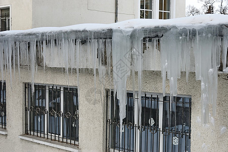 冬天从雪屋顶上溜冰图片