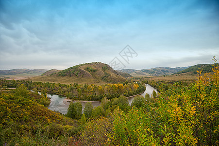 秋季河流景观蓝色山脉叶子树木太阳森林荒野场景环境树叶图片