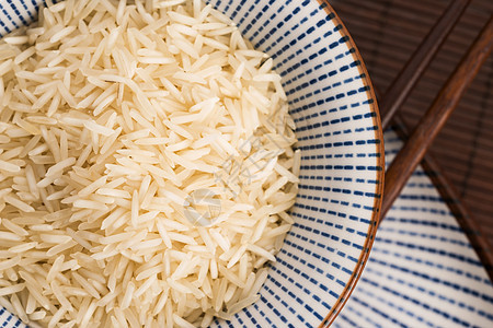 碗里有巴斯马提米饭饮食团体食物臀部木头谷物粮食图片