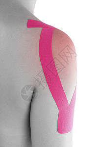 女性肩膀上的Kinesio磁带医疗粉色女士运动机疼痛卫生病人保健理疗女孩图片