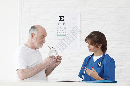 愿景测试眼镜病人医生配镜师医疗眼睛保健女士男人白色图片