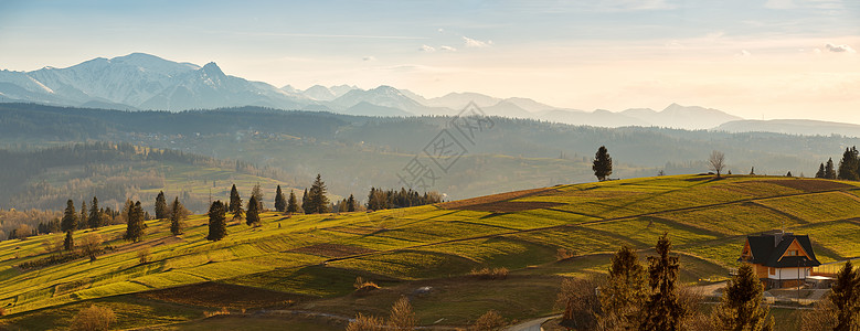 波兰南部春天的雪塔特拉山脉全景Tatra山房子晴天场地岩石蓝色高山森林全景村庄季节图片