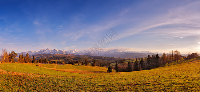 波兰南部春天的雪塔特拉山脉全景Tatra山季节草地森林木头爬坡顶峰蓝色假期风景天空图片